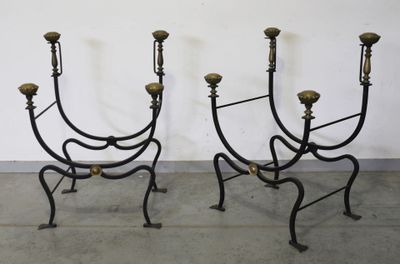 paire de candélabres anciens en laiton sur des socles en fonte