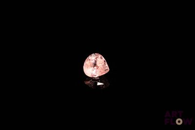 un diamant rose sur fond noir