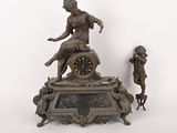une statue de femme assise au sommet d'une horloge