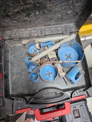 une boîte à outils remplie d'outils et d'un marteau