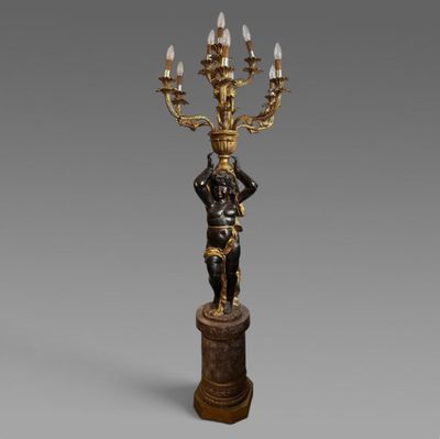 une image représentant une statue d'un homme tenant un lustre