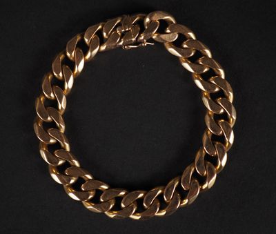 un bracelet en or sur fond noir