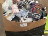 une boîte en carton remplie d'objets, posée par terre