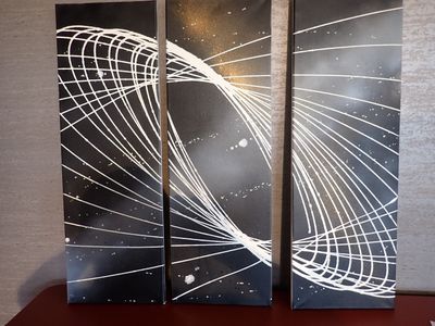 deux tableaux en noir et blanc posés sur une table rouge dans une pièce