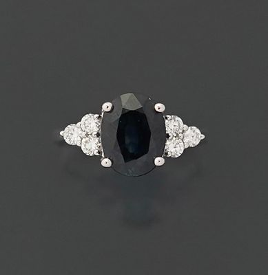 Bague en or gris 18K 750 millièmes ornée d’un saphir de tail…