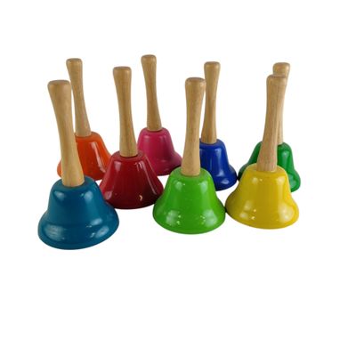 six clochettes en bois colorées, munies de poignées en bois, sur fond blanc