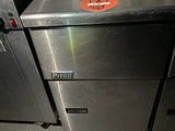 un lave-vaisselle en acier inoxydable orné d'un panneau rouge