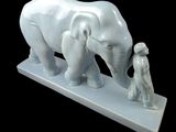 une statue représentant un éléphant et un homme debout à côté