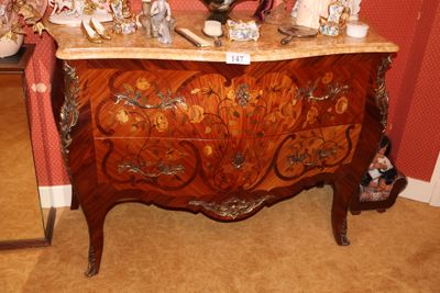 une commode avec un plateau en marbre, placée dans un coin de la pièce