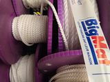 un bac violet rempli de corde et d'une paire de ciseaux