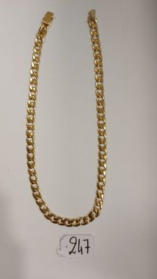 un collier à chaîne en or avec un fermoir sur fond blanc