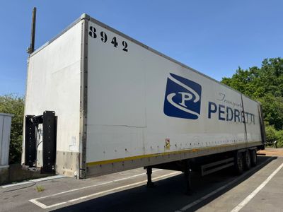 un camion semi-remorque garé sur le côté de la route