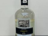 une bouteille de rhum de la Jamaïque posée sur un comptoir