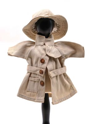un manteau beige et un chapeau sur une tête de mannequin, sur fond blanc