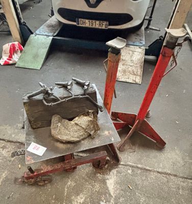 une voiture en cours de réparation dans le garage