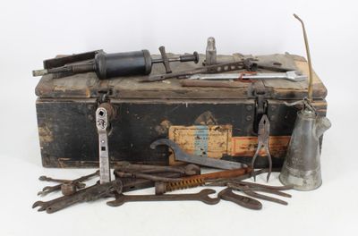 une boîte sur laquelle sont posés tout un tas de vieux outils