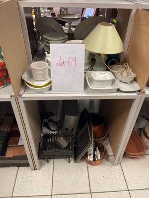 beaucoup d'articles sur les étagères du magasin