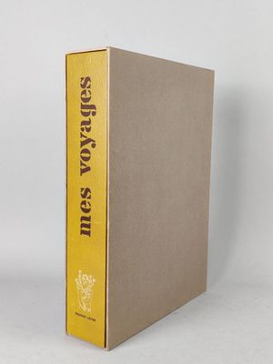 un livre à la couverture jaune posé sur une table blanche