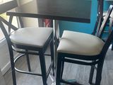 deux chaises et une table dans une petite pièce