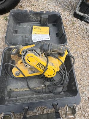 une boîte à outils jaune et noire posée par terre