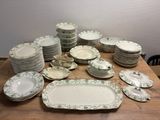 beaucoup d'assiettes et de bols sur la table