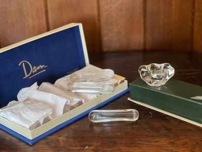 une boîte contenant une bague, posée sur une table