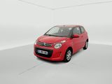 La petite voiture rouge est garée dans une pièce blanche.