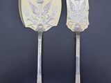 deux cuillères et une fourchette décorées d'un motif