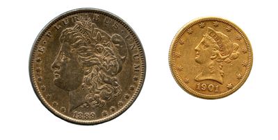 une pièce d'or et une pièce « sovereign » en or sur fond blanc