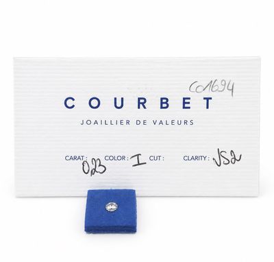 un gros plan d'une boîte bleue ornée d'un diamant