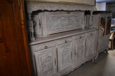 une grande armoire blanche au milieu d'une pièce