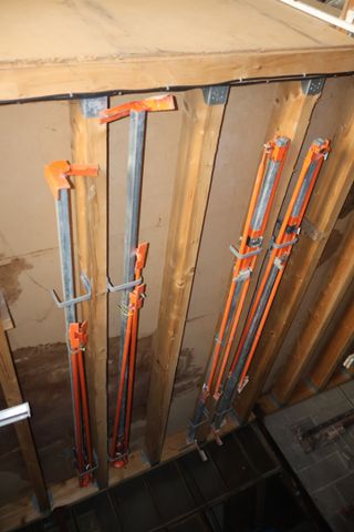 Quatre poteaux d’angle pour équerrage. Visite le mercredi  17 jui...