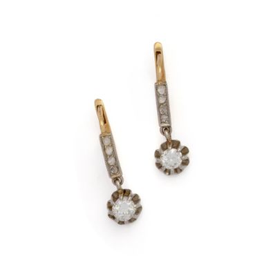 une image d'une paire de boucles d'oreilles en diamant sur fond blanc