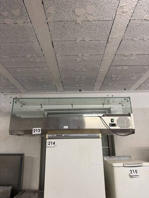deux réfrigérateurs et un congélateur dans une chambre