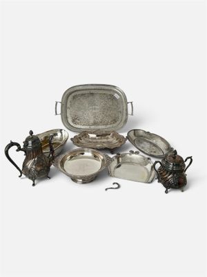 un assortiment d'articles en métal argenté, comprenant notamment un plateau, des théières et d'autres objets