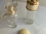 un flacon de parfum posé à côté d'une boule de savon sur une table