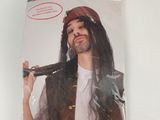 la photo d'un homme déguisé en pirate en couverture d'un magazine