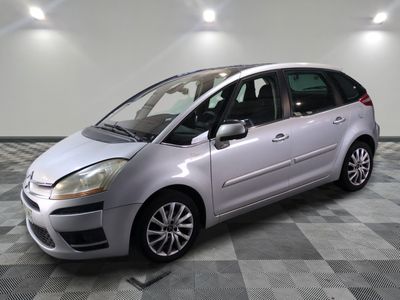 la photo d'une petite voiture argentée garée dans un garage