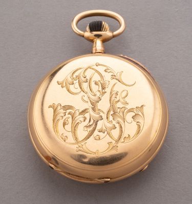 une image représentant une montre de poche en or ornée d'un monogramme