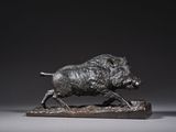 sculpture en bronze représentant un sanglier, posée sur un socle en bois, sur fond gris