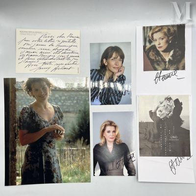un réfrigérateur sur lequel sont collées des photos de femmes et des inscriptions sur le mur