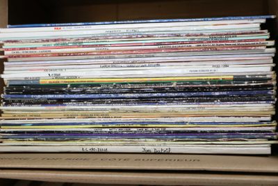 une pile de livres posée sur une étagère d'une bibliothèque