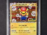 un gros plan d'une carte sur laquelle figure un personnage de Pokémon