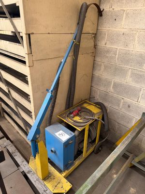 une machine bleue qui se trouve dans un coin d'un immeuble