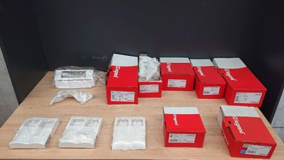 beaucoup de boîtes rouges posées sur une table