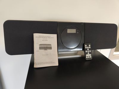 une photo d'une chaîne hi-fi posée sur une table