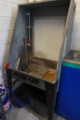 une armoire métallique équipée d'un évier, située dans une pièce