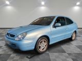 la photo d'une voiture bleue garée dans un garage