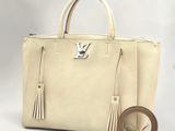 Sac cabas Louis Vuitton en cuir beige avec des pompons