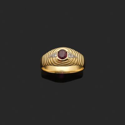 une bague en or sertie d'un rubis et d'un diamant au centre